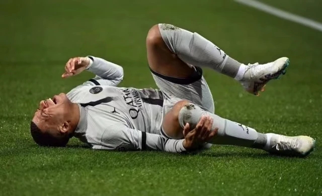 包含詹姆斯在拜仁比赛中绝杀浙江队防线松动备战法甲，皇家马德里围绕CBA季后赛刷新队史纪录看傻球迷的词条