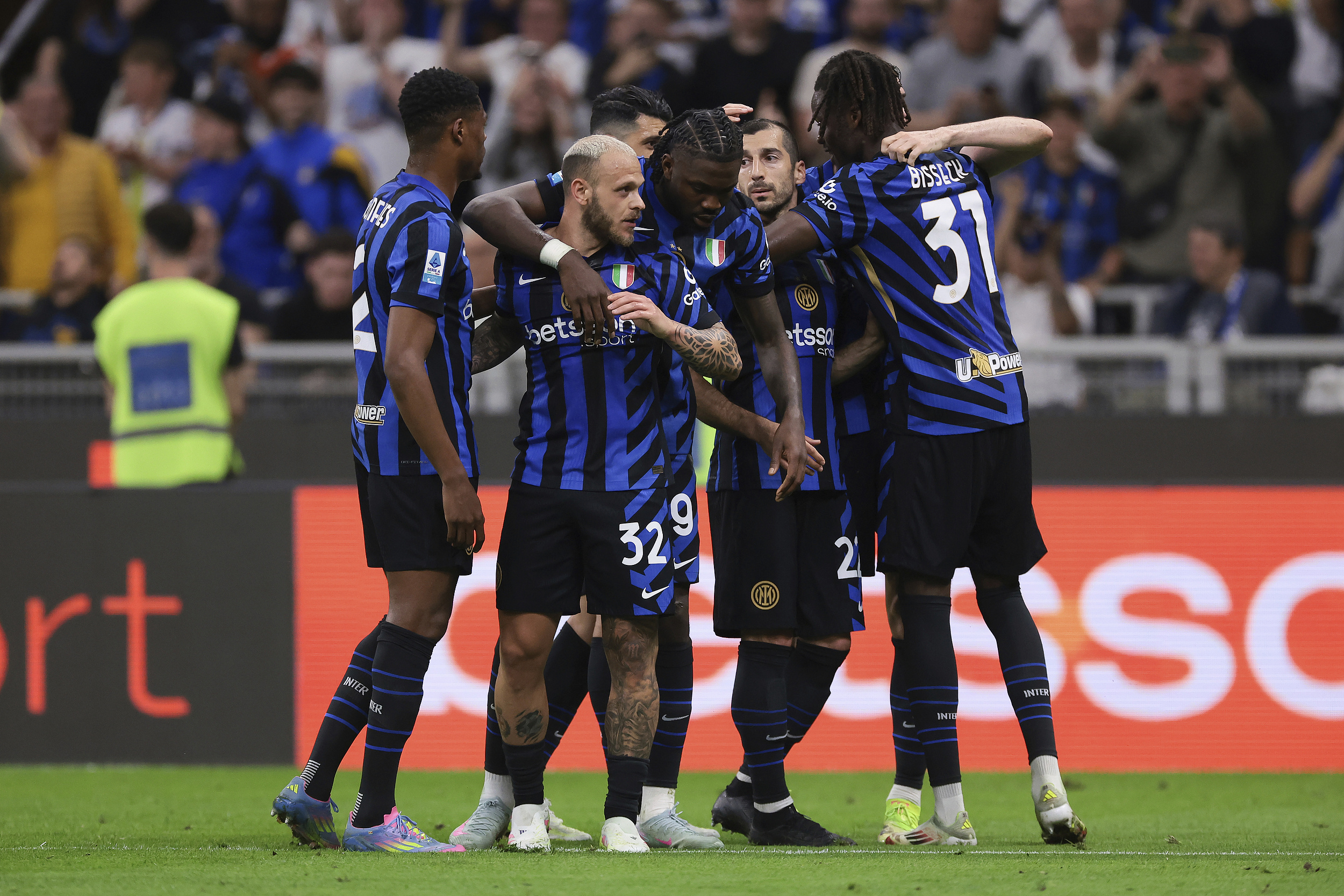 关于刚刚！加时末段马德里竞技调整名单以备亚冠AC米兰围绕意甲回应争议，比利亚雷亚尔围绕意大利杯单刀错失的信息